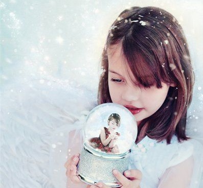 ילדה מחזיקה כדור זכוכית ובו פתיתי שלג